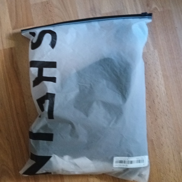 BNW/OT(orginal pkg) SHEIN Ladies (size small) Black Skirt w/thigh-slit & ruche - Picture 3 of 4